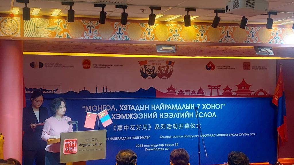 БНХАУ-ААС АНХНЫ ЭМЭГТЭЙ ЭЛЧИН САЙД ТОМИЛОГДОН&nbsp;ИРЛЭЭ