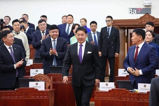 Ерөнхийлөгчийн төсөл: Хүзүү дагасан гуя